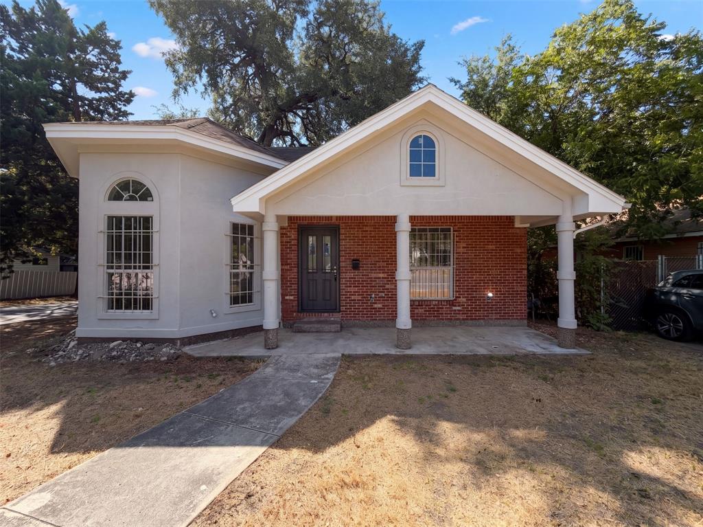 1322 E Waco Avenue Property Photo 1