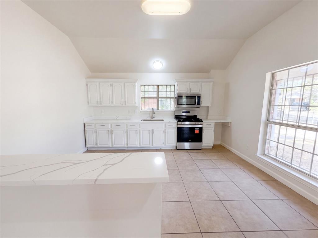 1322 E Waco Avenue Property Photo 2