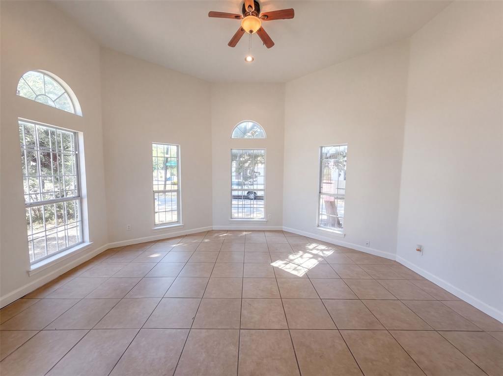 1322 E Waco Avenue Property Photo 3
