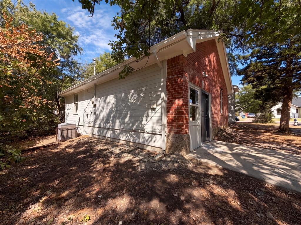 1322 E Waco Avenue Property Photo 5