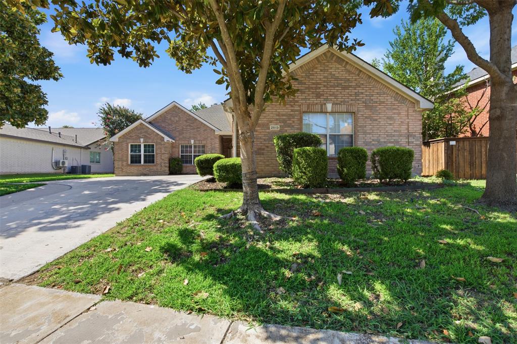2813 Bradford Oaks Drive Property Photo 2