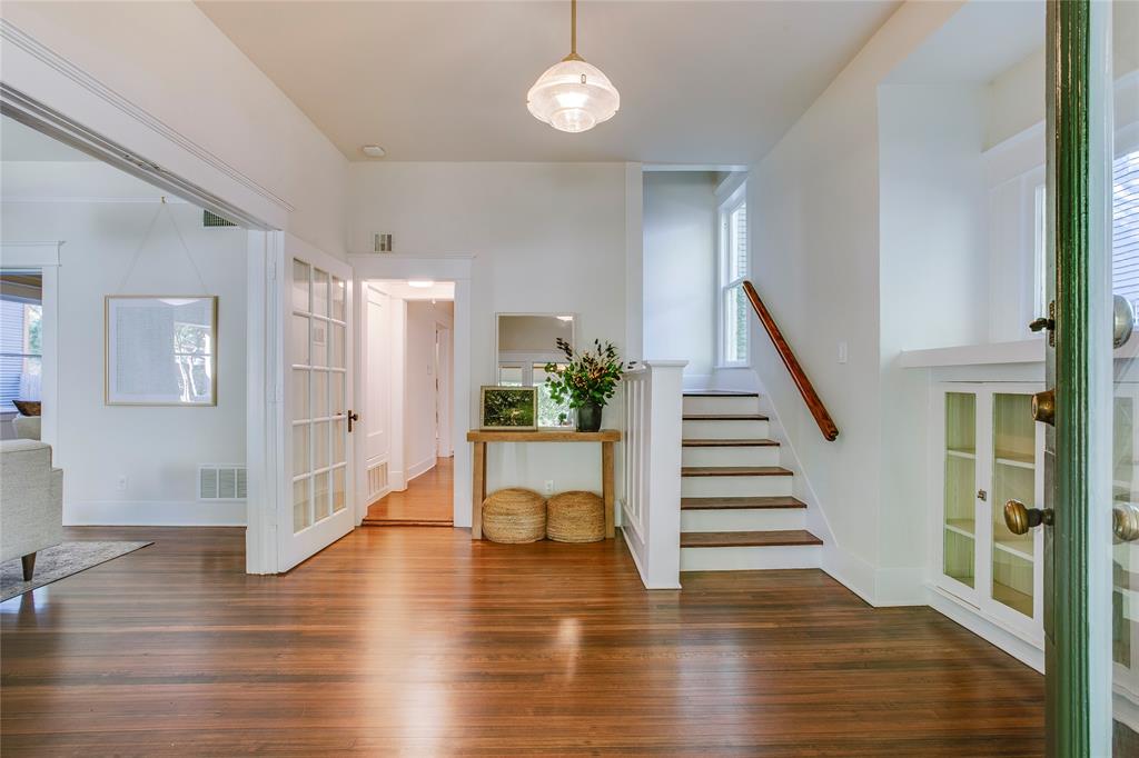 111 S Rosemont Avenue Property Photo 3
