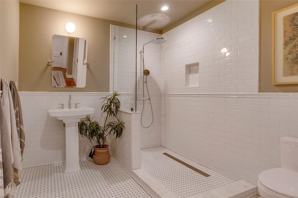 111 S Rosemont Avenue Property Photo 19