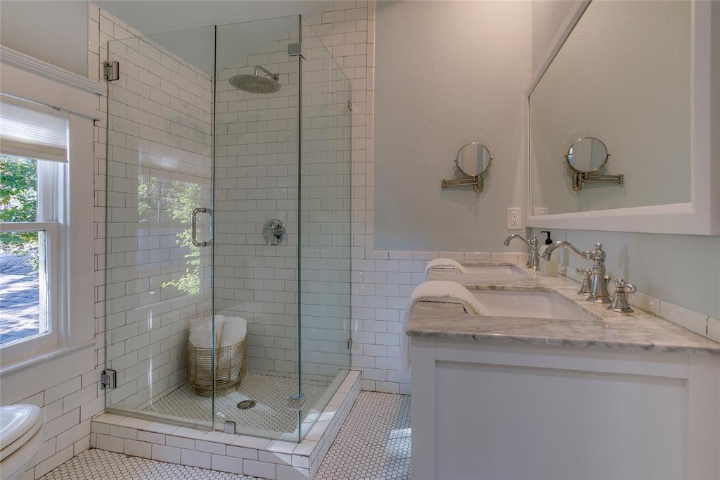 111 S Rosemont Avenue Property Photo 22