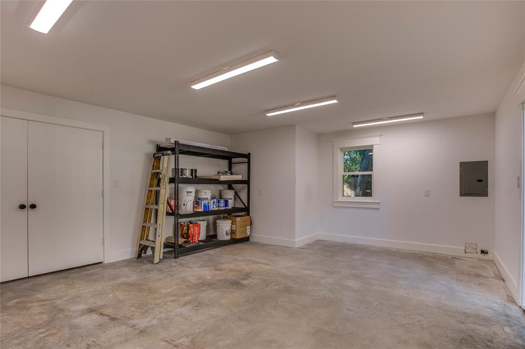 111 S Rosemont Avenue Property Photo 37