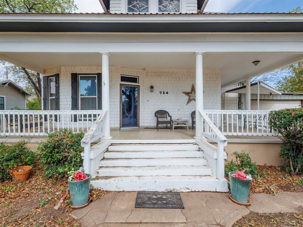 714 W College Avenue Property Photo 4