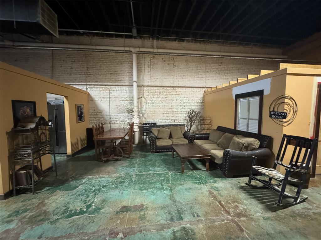 110 S Houston Avenue E Property Photo 8