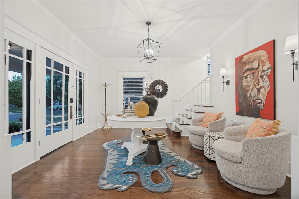 121 S Montclair Avenue Property Photo 4