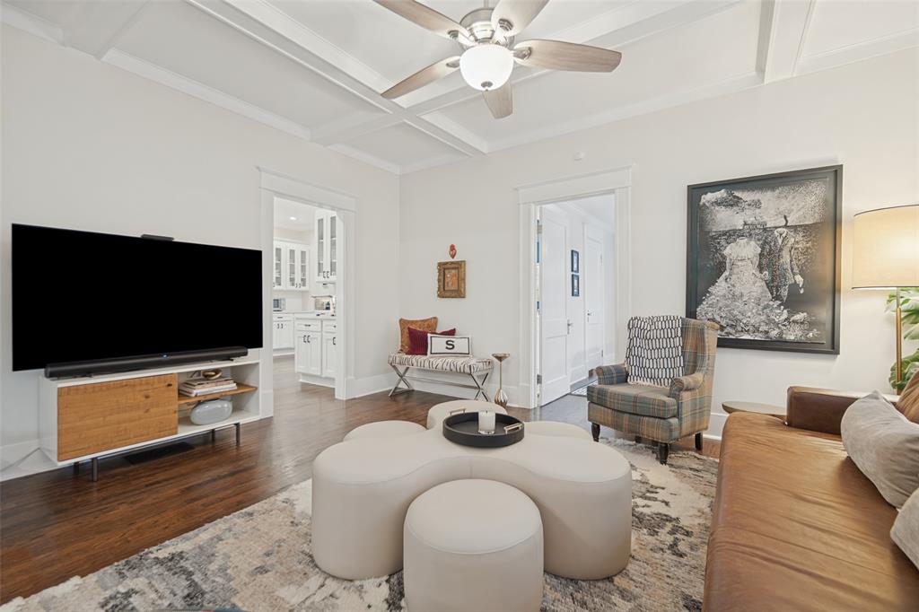 121 S Montclair Avenue Property Photo 14