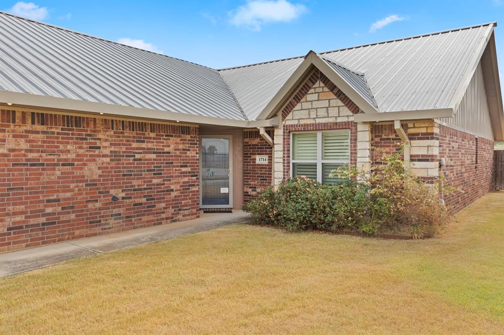 1714 Yosemite Way Property Photo 3
