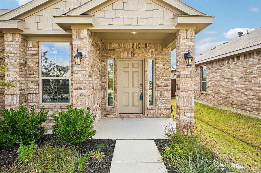 1915 Seminole Drive Property Photo 2