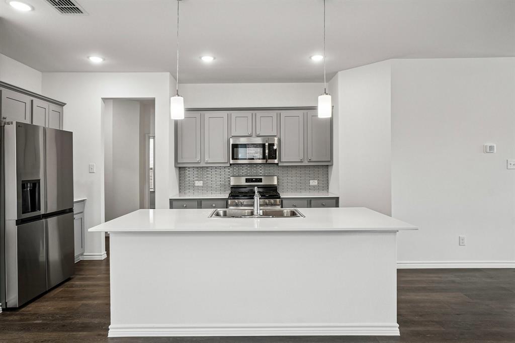 1915 Seminole Drive Property Photo 4