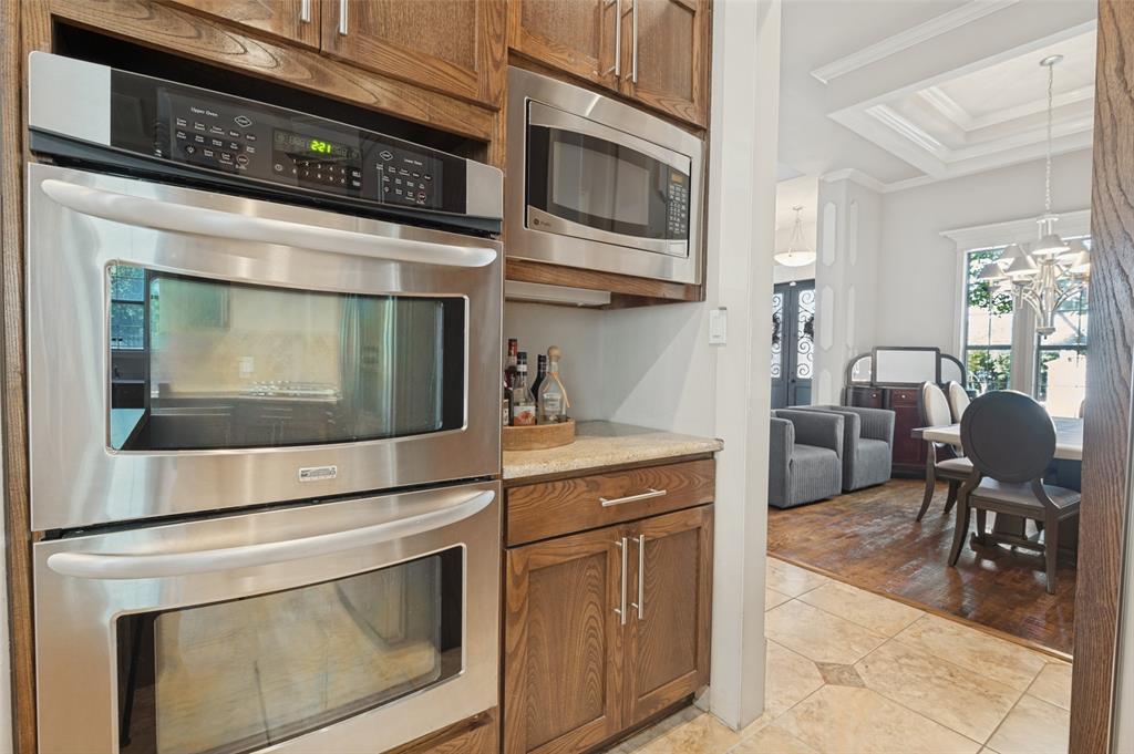 2418 Amberleaf Court Property Photo 7