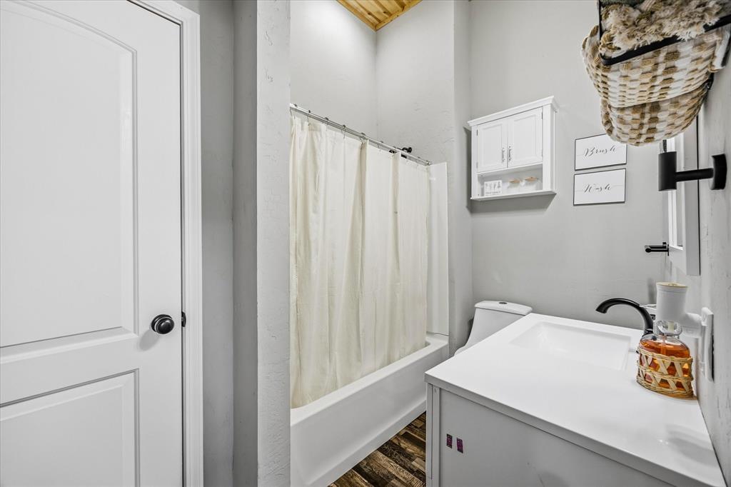 2206 Drake Street Property Photo 19