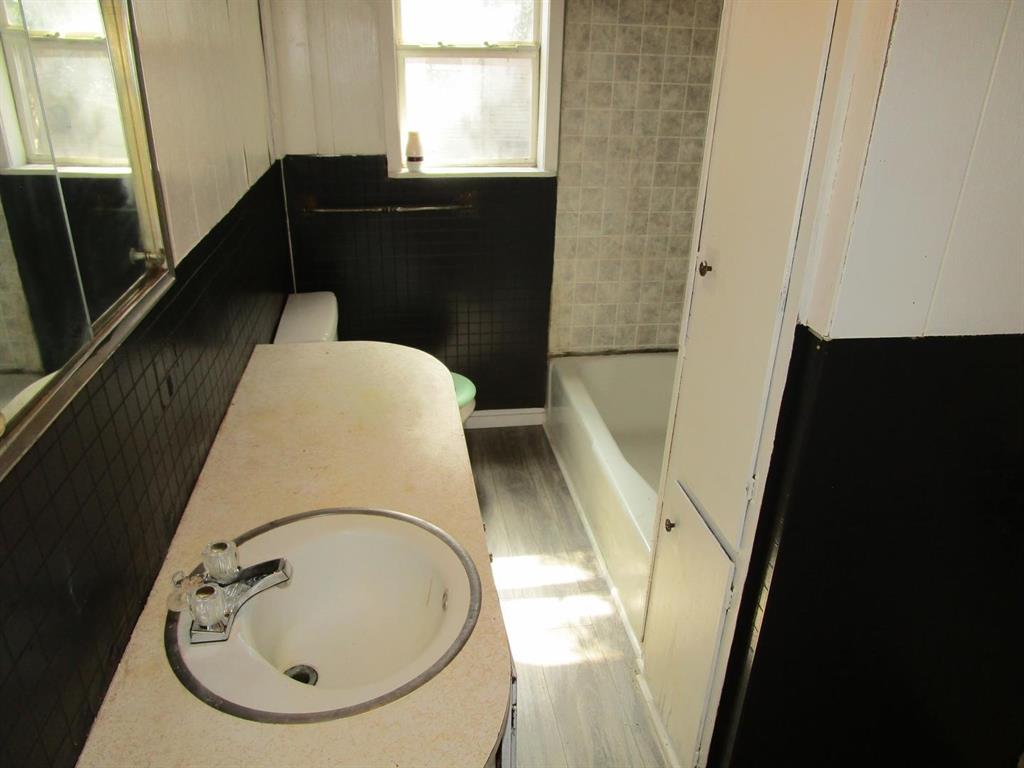 1205 N Avenue F Property Photo 15
