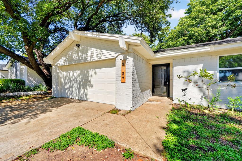 2127 Versailles Drive Property Photo 2