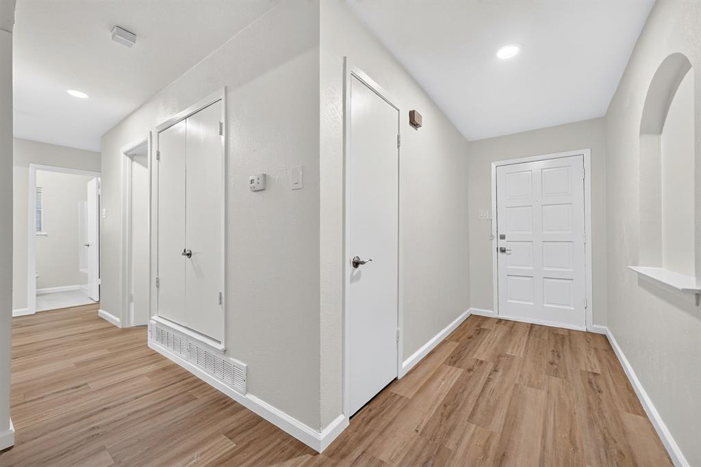 2127 Versailles Drive Property Photo 3
