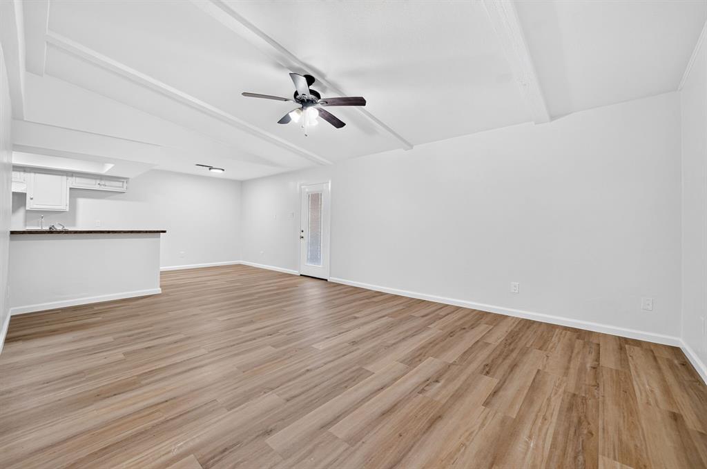 2127 Versailles Drive Property Photo 4