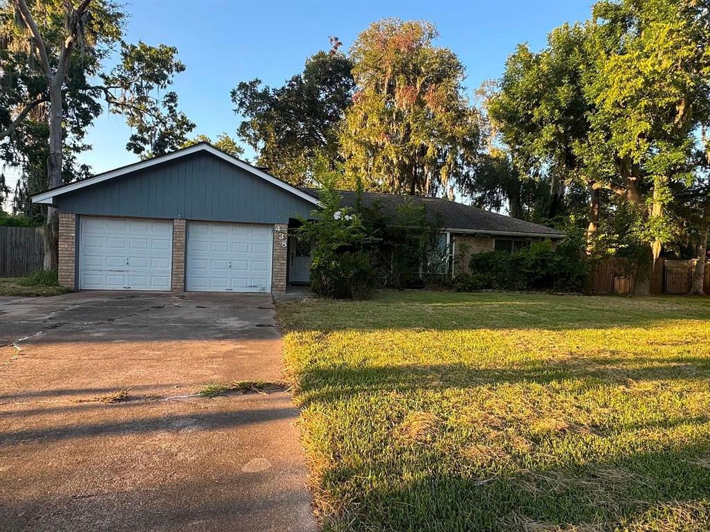 438 Southern Oaks Drive Property Photo 1