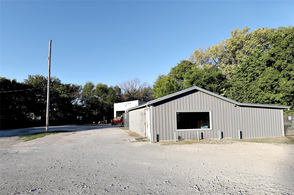 1203 Us Hwy 81 Property Photo 10