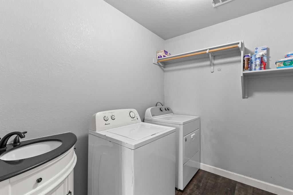 210 River Place Property Photo 22