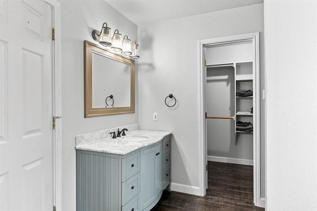 210 River Place Property Photo 27