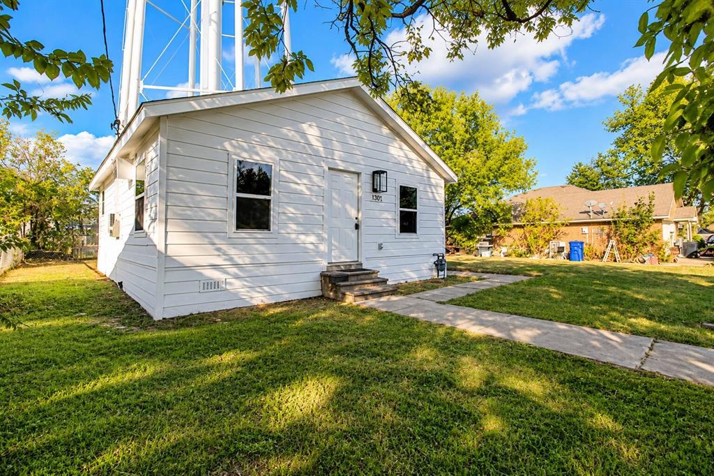 1301 E Grove Street Property Photo 3