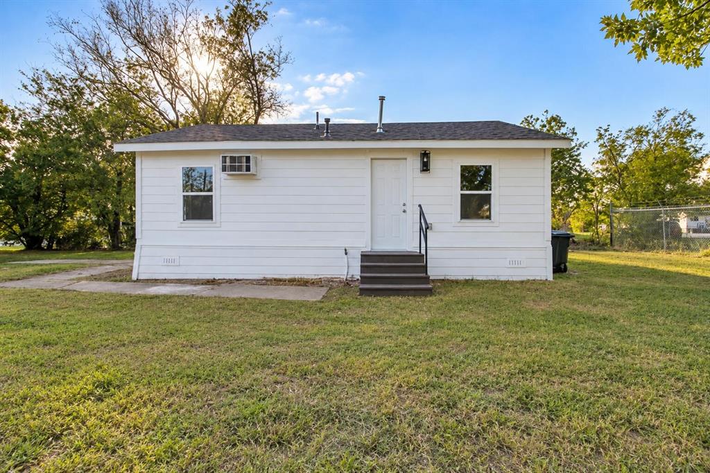 1301 E Grove Street Property Photo 4