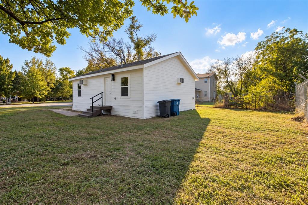 1301 E Grove Street Property Photo 8