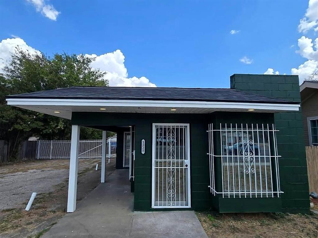 1325 S Riverside Drive Property Photo 1