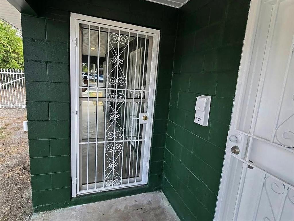 1325 S Riverside Drive Property Photo 3