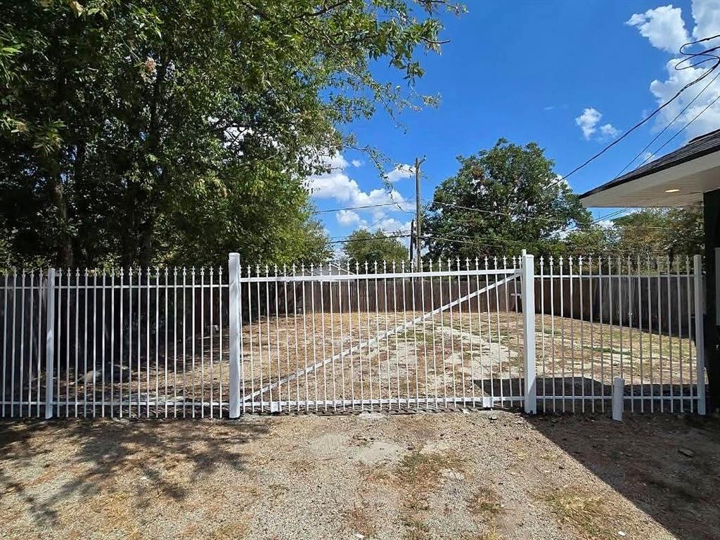 1325 S Riverside Drive Property Photo 4