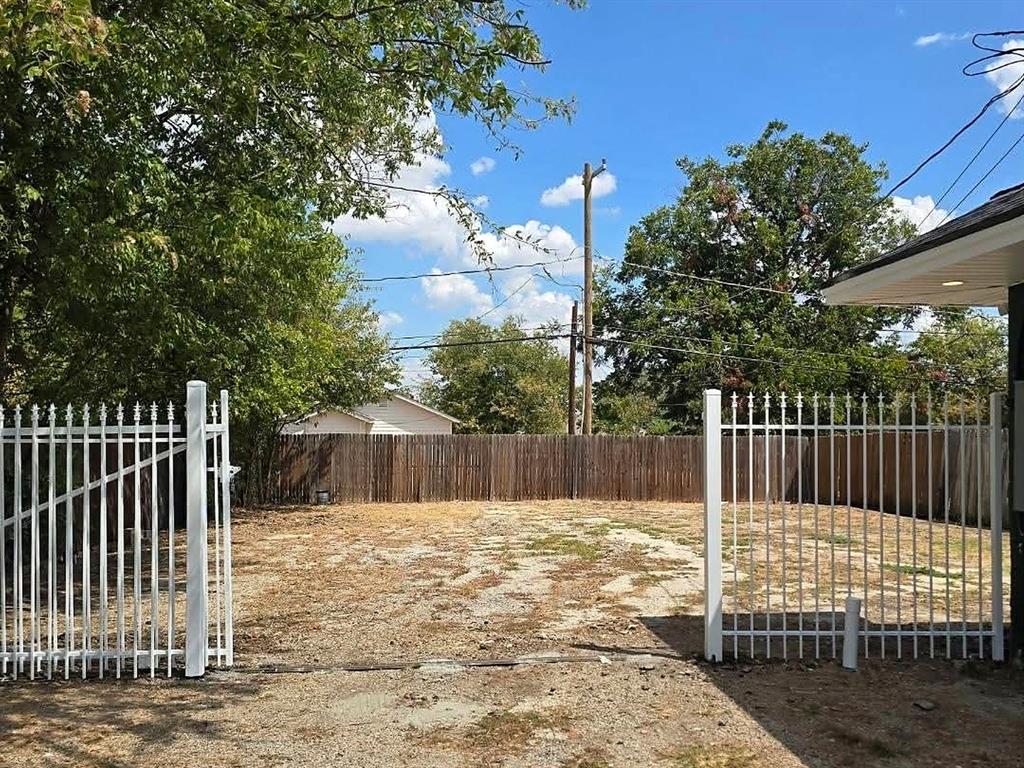 1325 S Riverside Drive Property Photo 5
