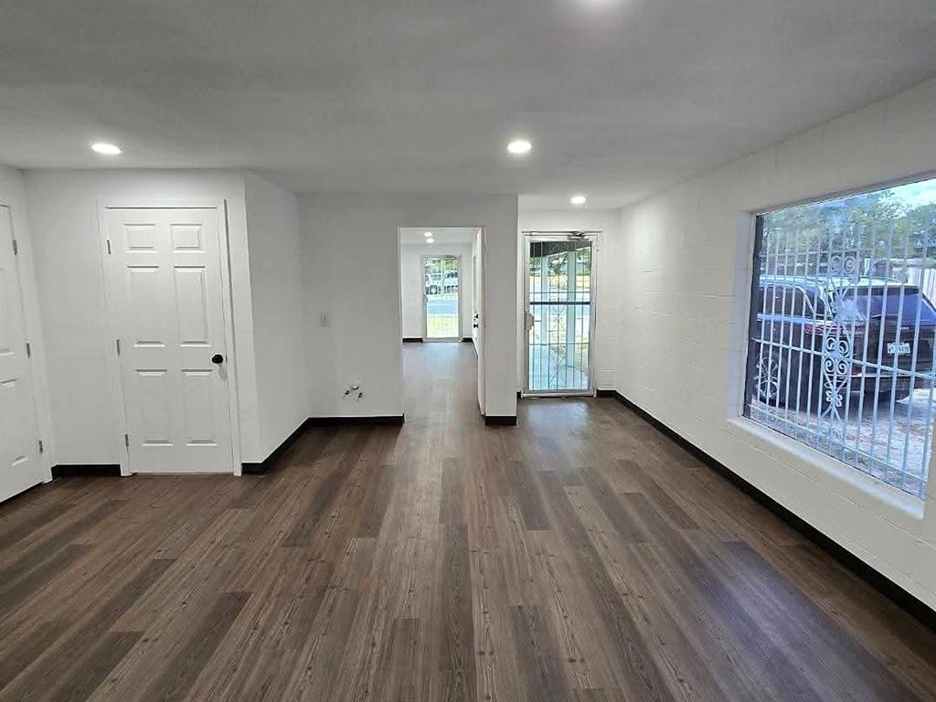 1325 S Riverside Drive Property Photo 7