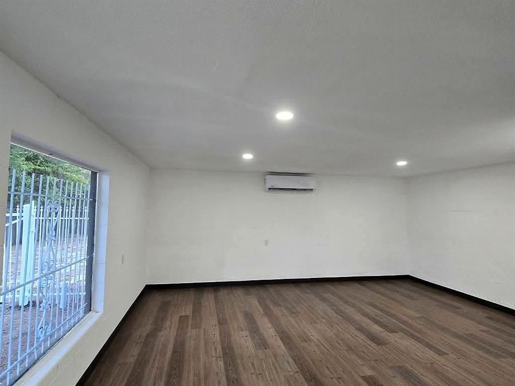 1325 S Riverside Drive Property Photo 8
