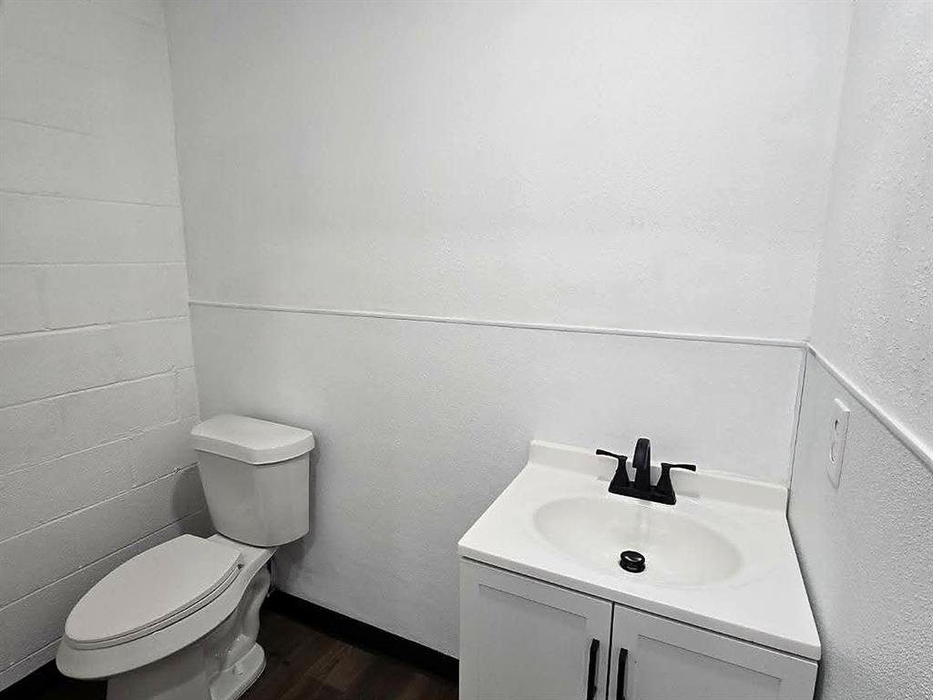 1325 S Riverside Drive Property Photo 9