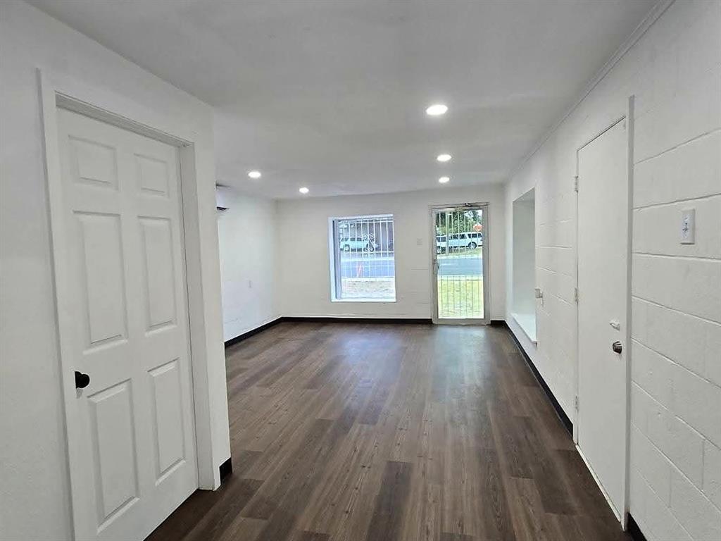 1325 S Riverside Drive Property Photo 11