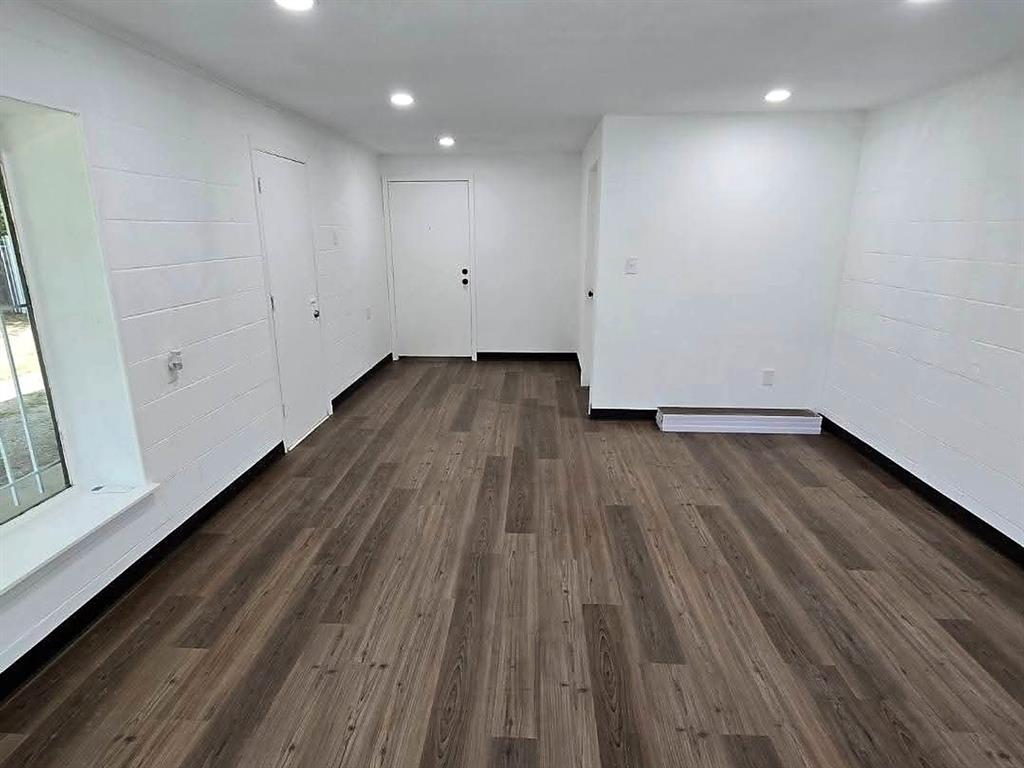 1325 S Riverside Drive Property Photo 12