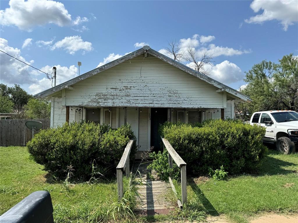 308 E 4th Street Property Photo 1