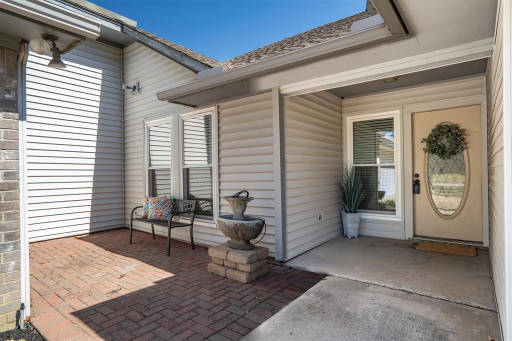 654 Park Lane Property Photo 3