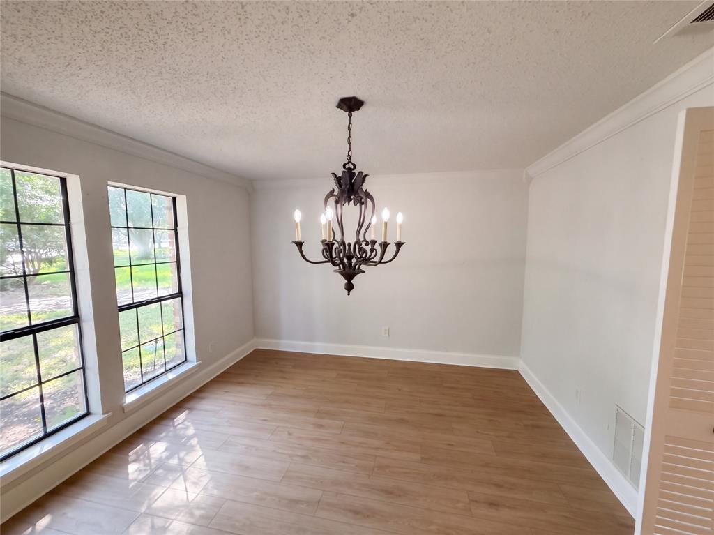 2913 Bedfordshire Lane Property Photo 4