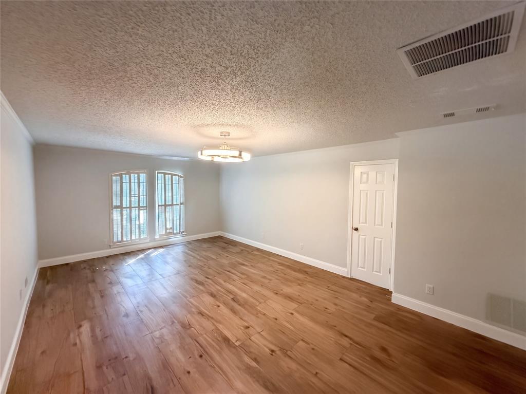 2913 Bedfordshire Lane Property Photo 7