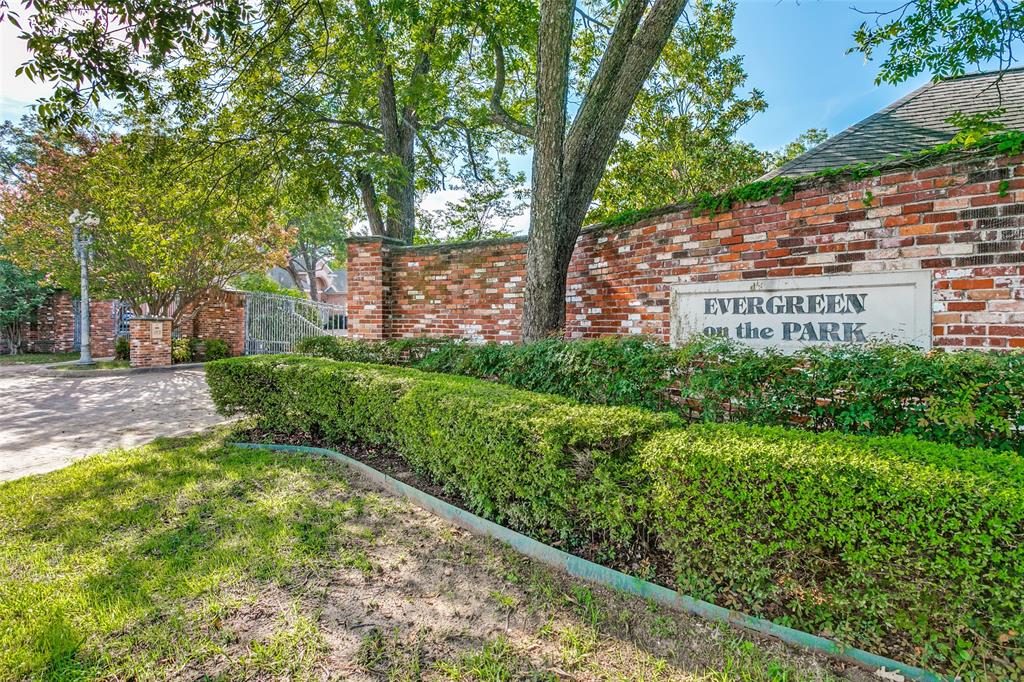 1010 Village Green Court Property Photo 2