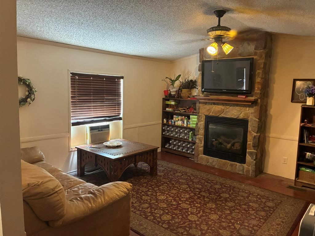 102 S Houston Street Property Photo 3