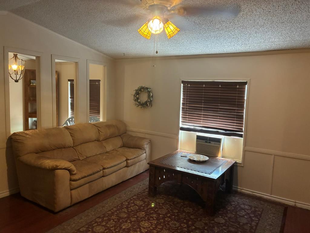 102 S Houston Street Property Photo 4