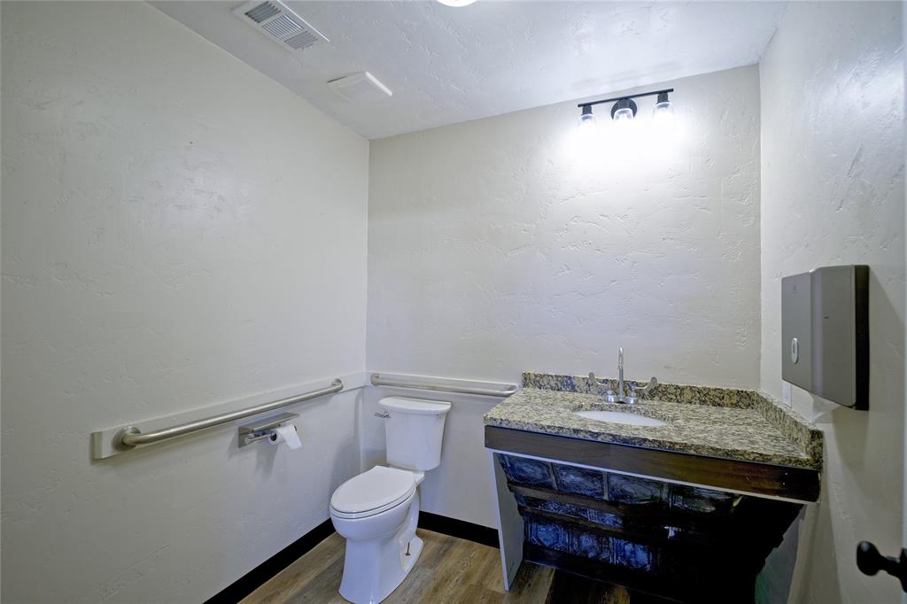 300 Connally Street B Property Photo 13