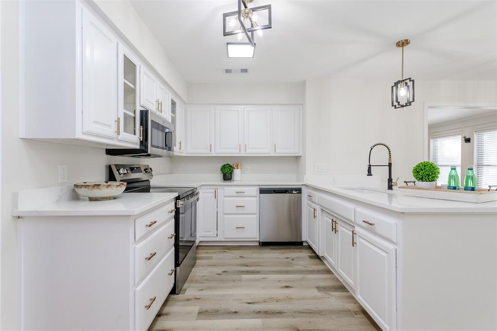818 Pebblebrook Drive Property Photo 8
