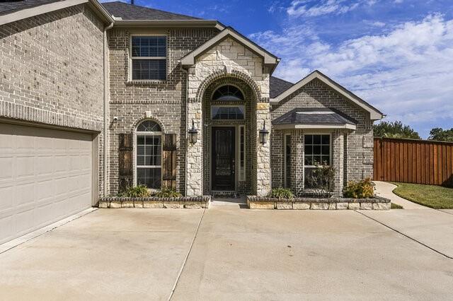 909 Heath Creek Drive Property Photo 1