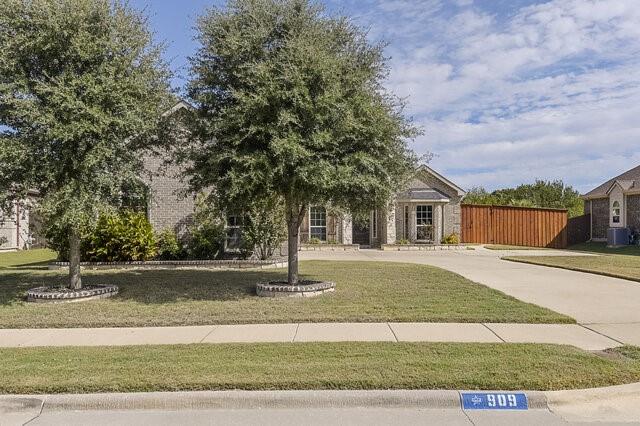 909 Heath Creek Drive Property Photo 2