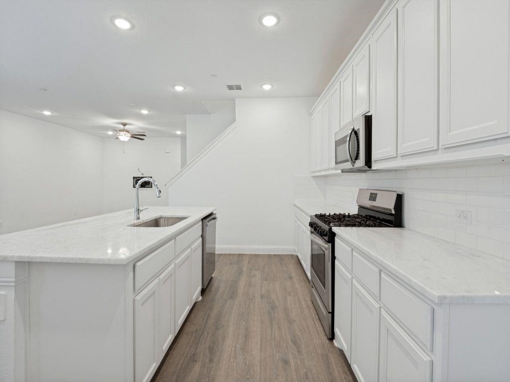 1024 Thomas Place Property Photo 3